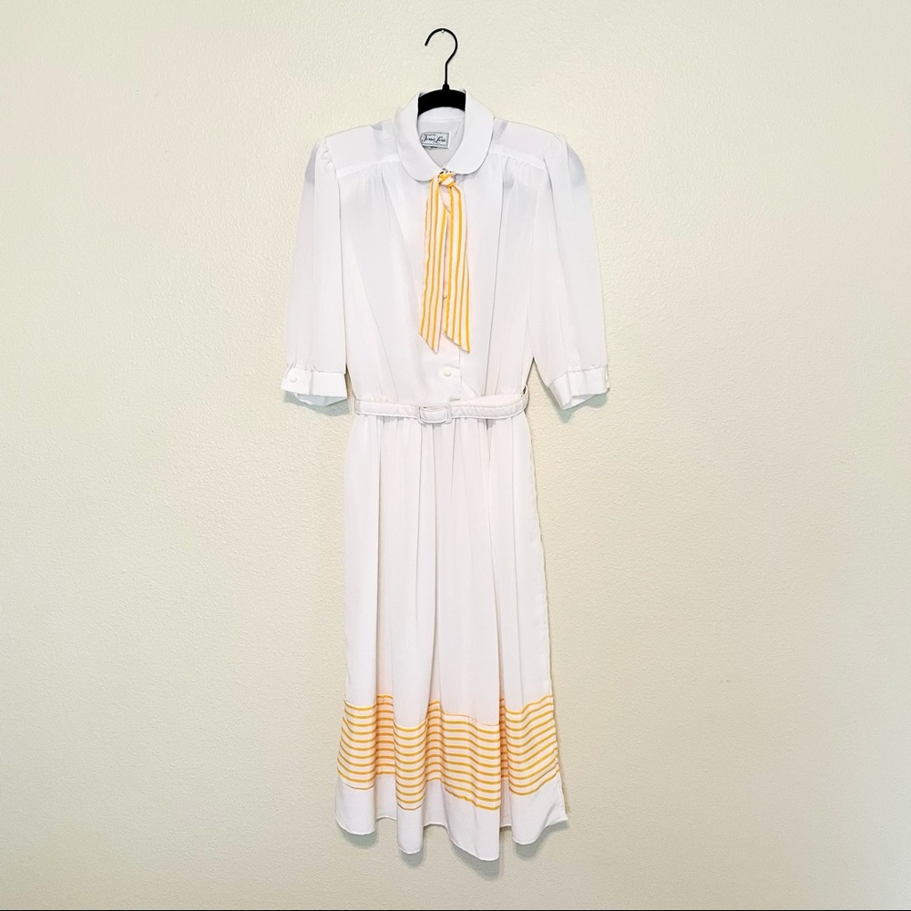 Vintage White Dress w/Yellow Stripe Detail 🐣